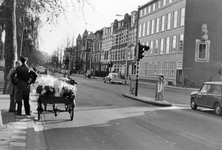 848372 Afbeelding van een politieagent in gesprek met een bloemenkoopman bij zijn bakfiets op de Catharijnesingel te ...